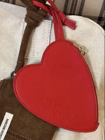 Allison Brown 하트형 파우치