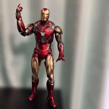 IRON MAN BATTLE DAMAGED VERSION