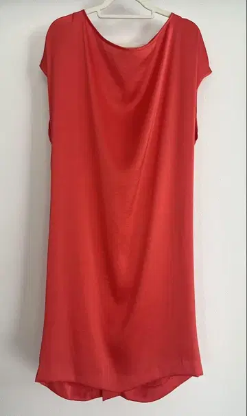 룰루 윌비 광택감 새틴 슬리브리스 원피스 백 트위스트 오렌지