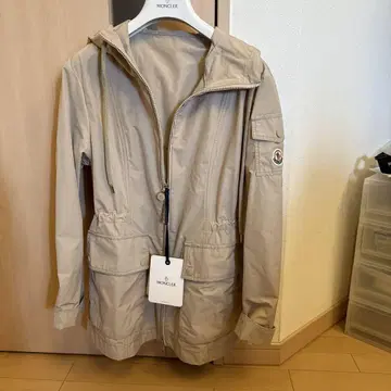 MONCLER 베이지 후드 부착 자켓