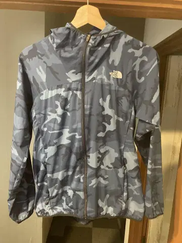 THE NORTH FACE 파랑 카모플라쥬 후드 부착 자켓