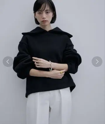 카라 부착 블랙 맨투맨