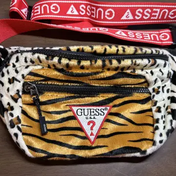 GUESS x atoms 애니멀 무늬 힙색 바디백 레오파드 무늬