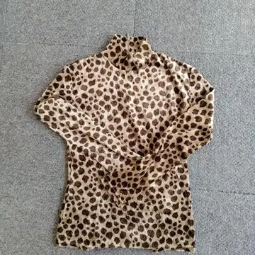 레오파드 무늬 하이넥 긴팔 상의