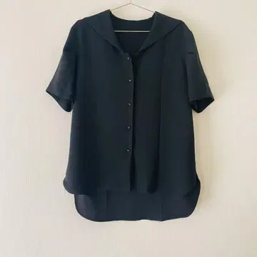 PUBLIC TOKYO 라인 플리츠 세일러 카라 블라우스 (블랙)