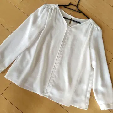 UNTITLED 화이트 긴팔 블라우스 사이즈 2 쉬폰