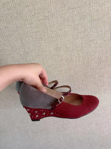 빨간색과 그레이의 반짝이는 꽃 스톤 장식 힐 펌프스