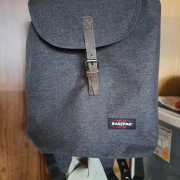EASTPAK 그레이 백팩