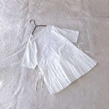 Deux Amour 화이트 플리츠 튜닉 반팔