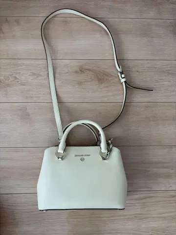 버터밀크 색상 Michael Kors 핸드백