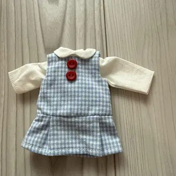 마들렌 8인치용 블루 체크 오버롤 스커트와 카라 티셔츠