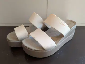 [ Crocs ] 브루클린 웨지 샌들 새상품급 베이지 24.5cm