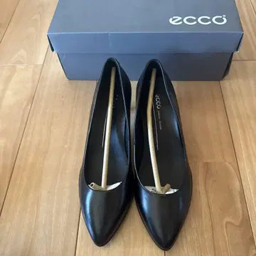 ECCO 블랙 스틸레토 하이힐