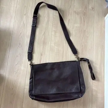 다크 브라운 가죽 숄더백