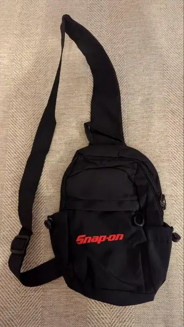 Snap-on 바디백 블랙
