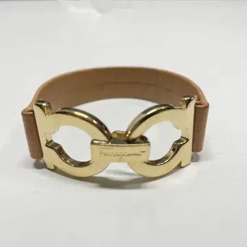 FERRAGAMO 골드 로고 부품 베이지 가죽 팔찌
