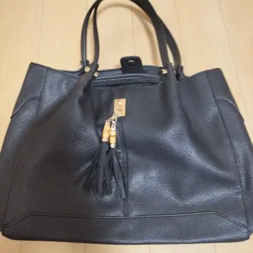 태슬 장식 블랙 토트백