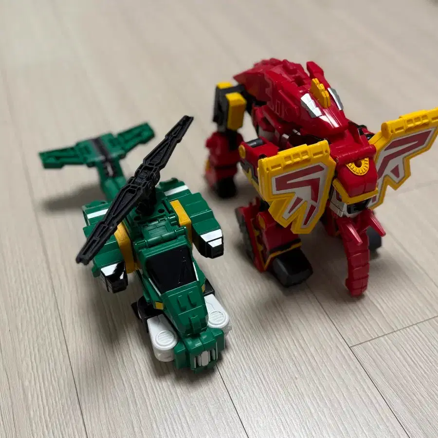 20년 넘게 처음 나온 블러드 엔젤 모델! 올해 취미로 다시 돌아와서, 페인팅하는 법을 기억하려고 다크 엔젤 서브 레딧에서  어슬렁거렸어. 빨간색 갑옷을 시도해볼까 생각했지! 비판과 조언 완전 환영해. 고마워! : r/BloodAngels, image size:900x900