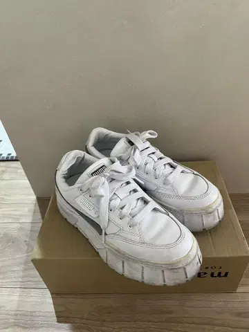 PUMA 화이트 통굽 스니커즈