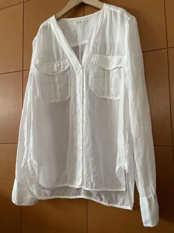 맥피 MACPHEE 화이트 V넥 린넨 긴팔 셔츠 투모로우랜드