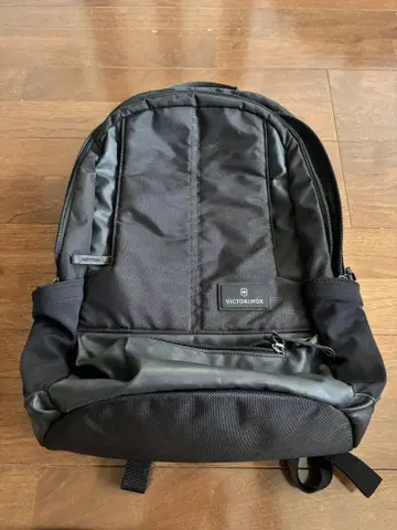 VICTORINOX 블랙 백팩