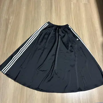 adidas 쓰리 스트라이프 플레어 스커트