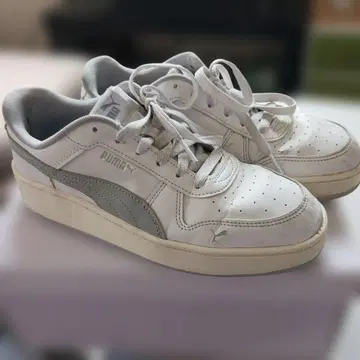 PUMA 화이트/그레이 스니커즈