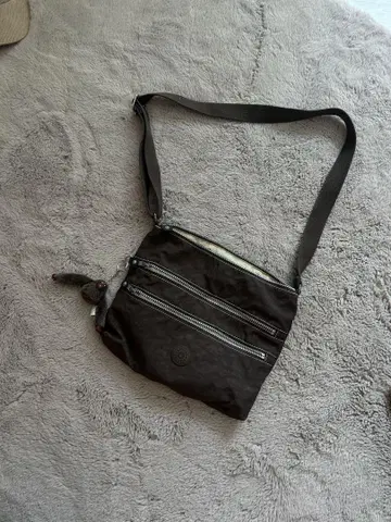 kipling 다크 브라운 숄더백 지퍼 포함