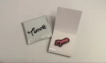 TWICE THIS IS FOR 모모 랜덤 핀 배지