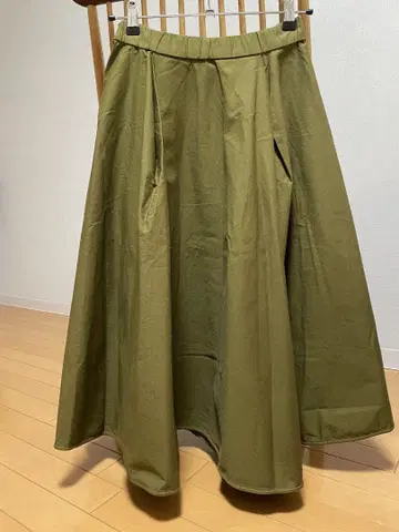 비어즐리 랜덤 턱 스커트