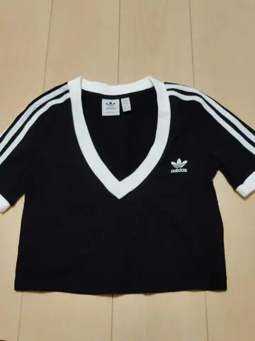 adidas 오리지널 V넥 크롭 T셔츠 J/S