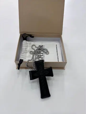 SCULPTOR INTERNATIONAL 블랙 크로스 목걸이