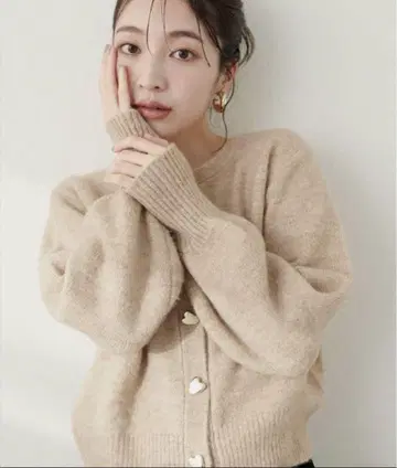 새상품 natural couture 하트 단추 크루넥 가디건 베이지