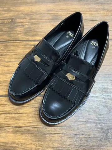 새상품급 ZARA 플랫 코인 로퍼 메탈 디테일 36