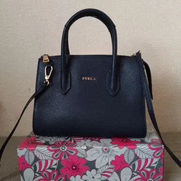 새상품급 FURLA 네이비 가죽 핸드백