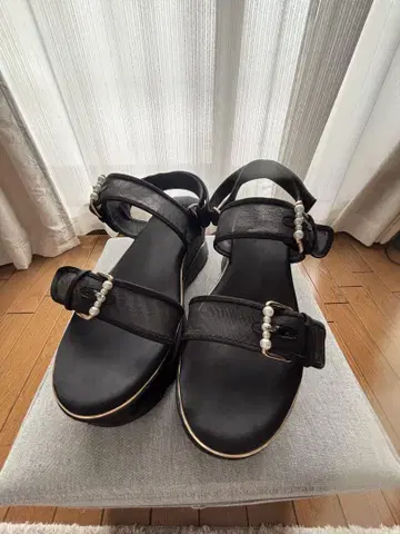 블랙 펄 장식 통굽 샌들