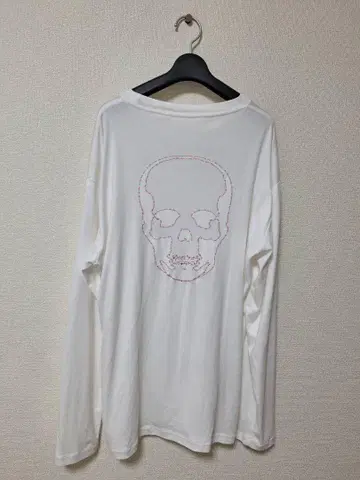 루시앙페라피네 스컬 자수 화이트 긴팔 티셔츠