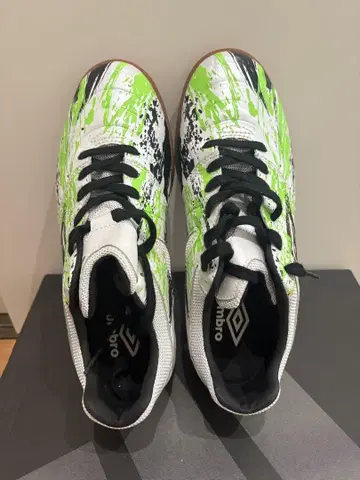 Umbro 풋살화 스플래터 디자인