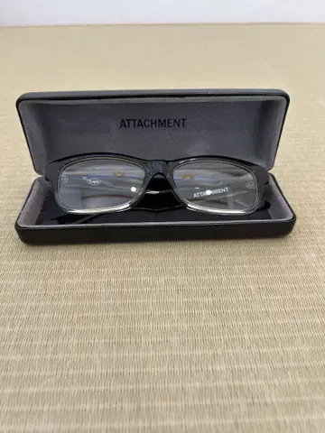 ATTACHMENT Loyd 스퀘어형 안경 클리어 렌즈 더블 네임