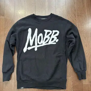 MOBB. 블랙 맨투맨 트레이닝복