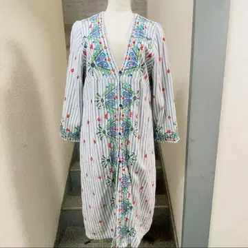 할리우드 런치마켓 스트라이프 패턴 꽃 자수 긴팔 원피스 할리란