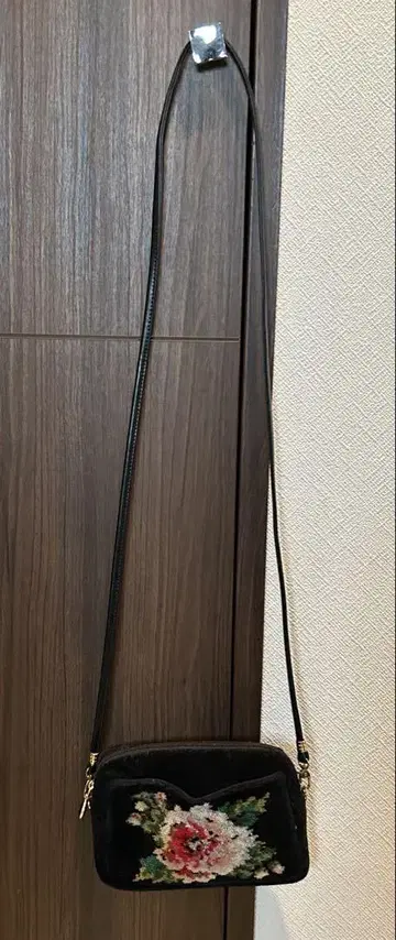 FEILER 꽃무늬 자수 숄더백 블랙