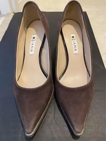 DIANA 브라운 스웨이드 하이힐 펌프스
