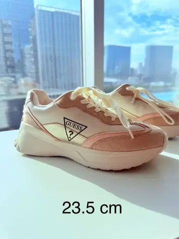 GUESS 베이지 화이트 스니커즈