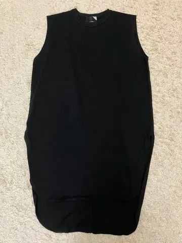 ATON 슬리브리스 T셔츠 롱 기장 블랙