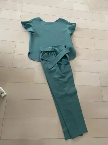 티아라 그린 프릴 소매 셋업