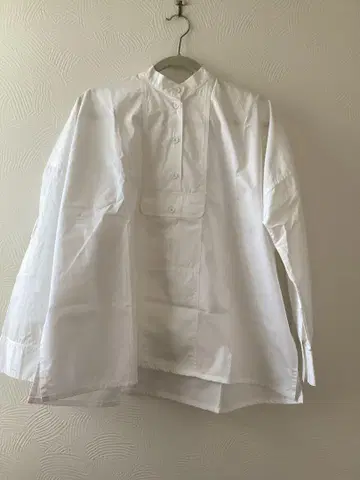 NEHERA 네헤라 화이트 스탠드 카라 긴팔 셔츠 36