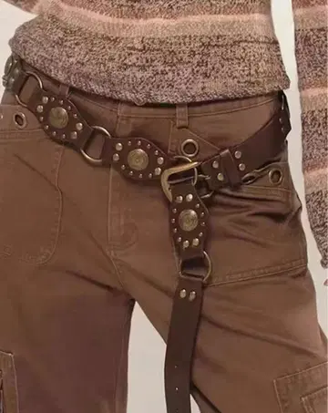 스터드 장식 브라운 가죽 벨트