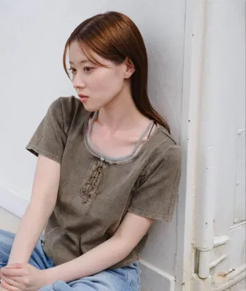 카스타네 피그먼트 레이스업 TEE 카키