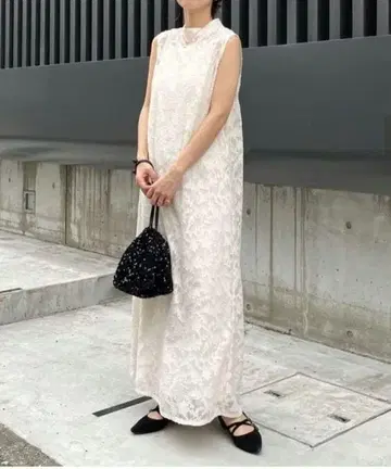 화이트 레이스 무늬 롱 원피스
